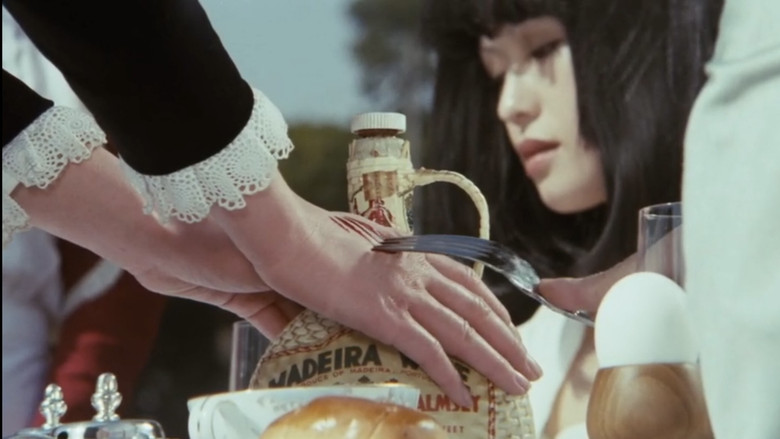 кадр из фильма 女地獄　森は濡れた