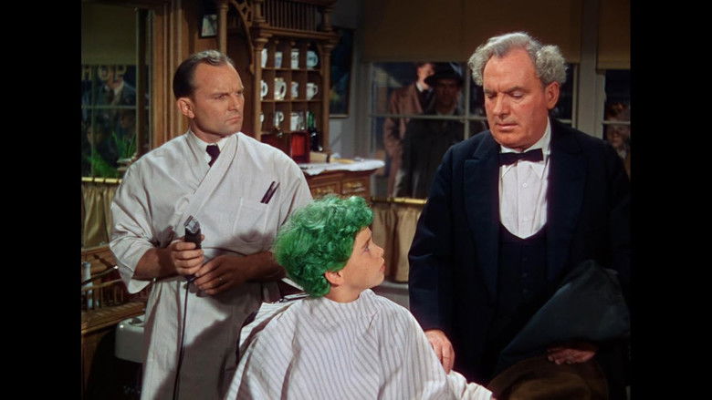 кадр из фильма Мальчик с зелеными волосами