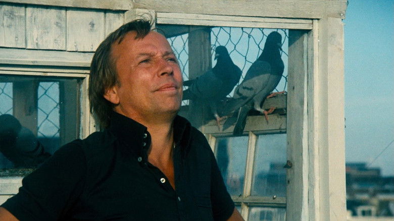 кадр из фильма Обнаженная за забором