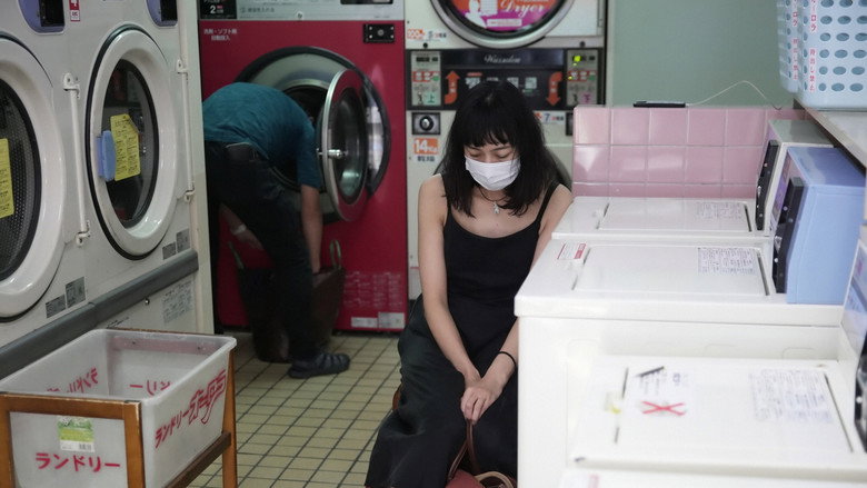 кадр из фильма 夜明けまでバス停で