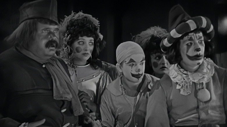 кадр из фильма Человек, который смеётся