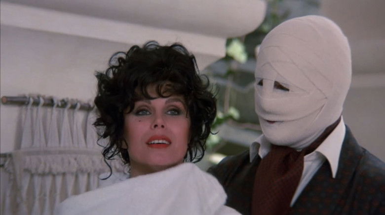 кадр из фильма Проклятие Розовой пантеры