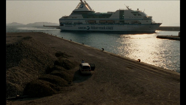 кадр из фильма La ville est tranquille