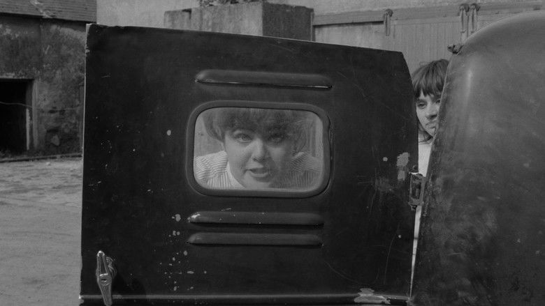 кадр из фильма Girl with Green Eyes