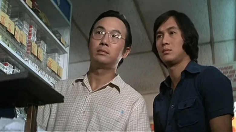 кадр из фильма 半斤八兩