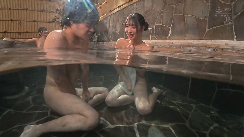 кадр из фильма 「恥ずかしい思いをさせて、ごめんなさい」混浴温泉に叔母に連れられて入ったら裸を見て勃起！しかも周りは女性だらけ！バレたらまずいと困っていると叔母がこっそり手で抜いてくれることに...しかも叔母も次第に興奮してしまい...！