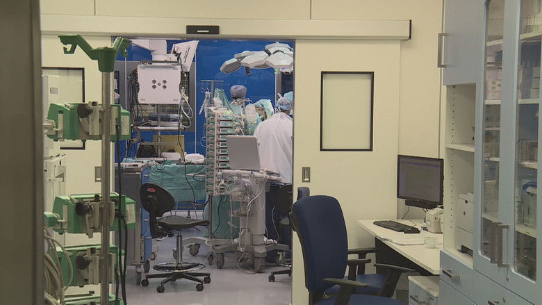 кадр из фильма IKEM: Jak se zachraňují životy, které ještě nemusí skončit