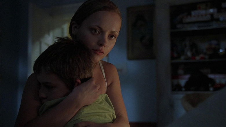 кадр из фильма Город проклятых