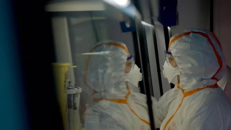 кадр из фильма Covid, le secret des origines