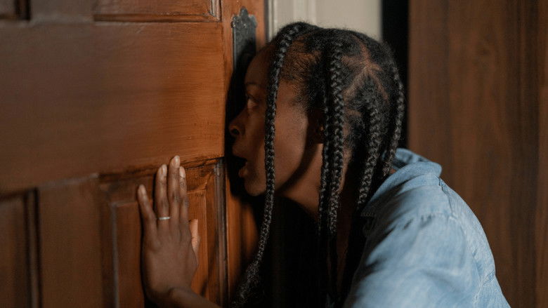 кадр из фильма Женщина во дворе