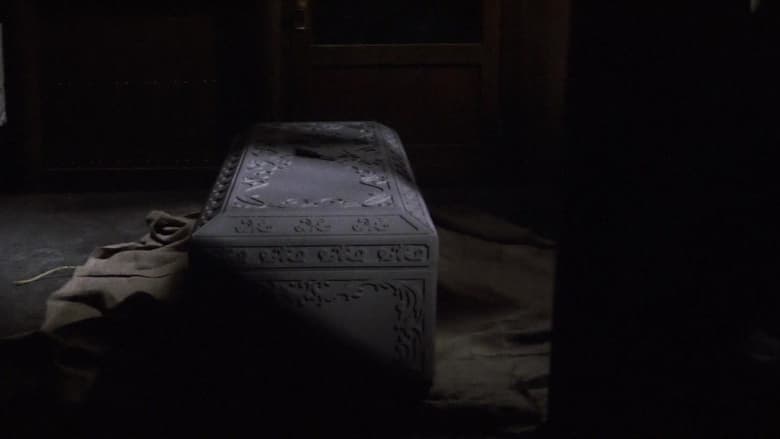 кадр из фильма Озеро Дракулы