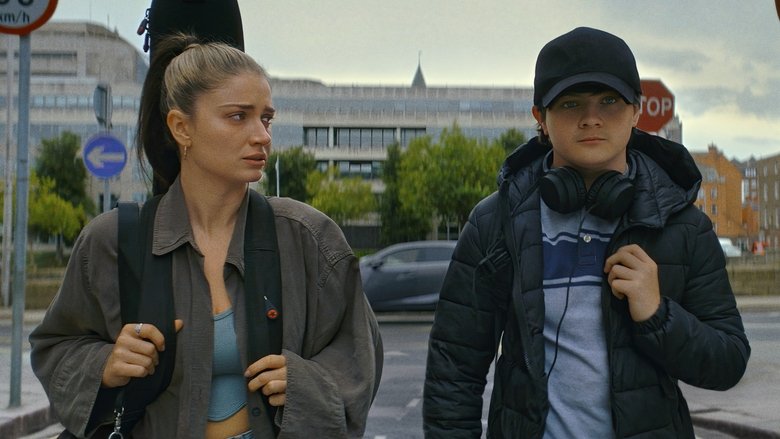 кадр из фильма Флора и сын