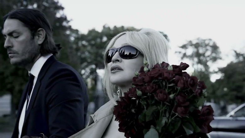 кадр из фильма Funeral Rites