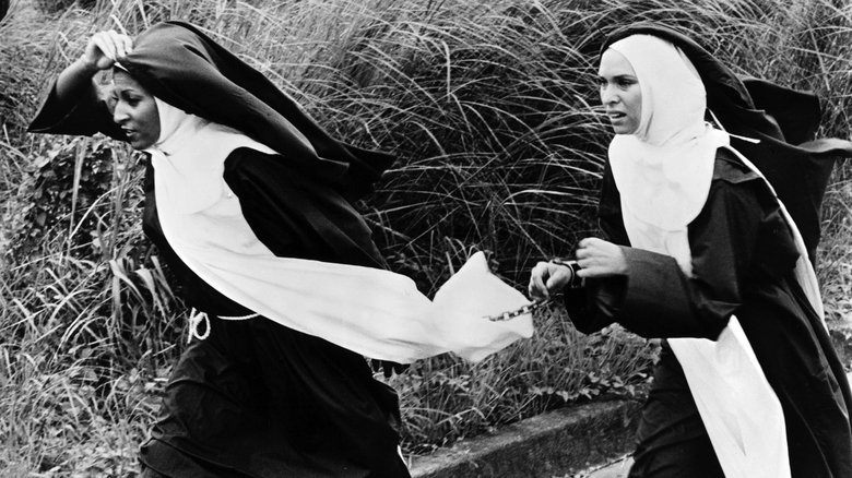 кадр из фильма Черная мама, белая мама