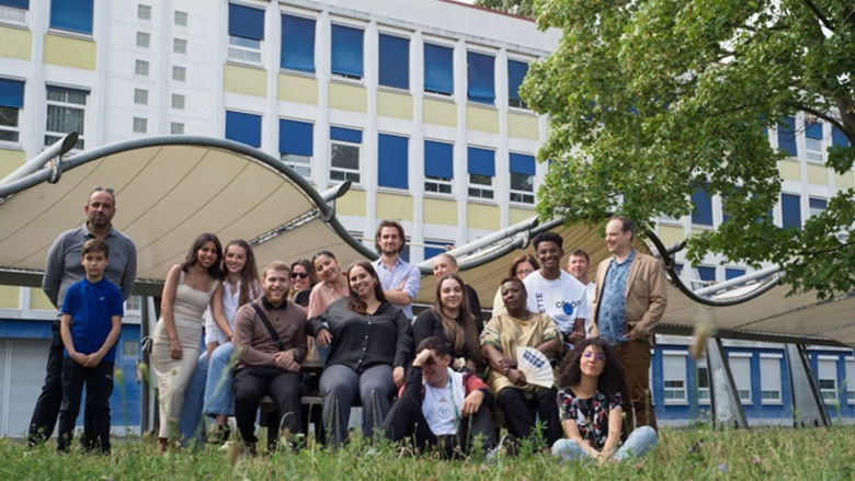 кадр из фильма Le monde est à eux