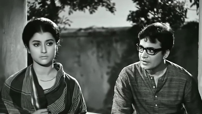 кадр из фильма এখানে পিঞ্জর