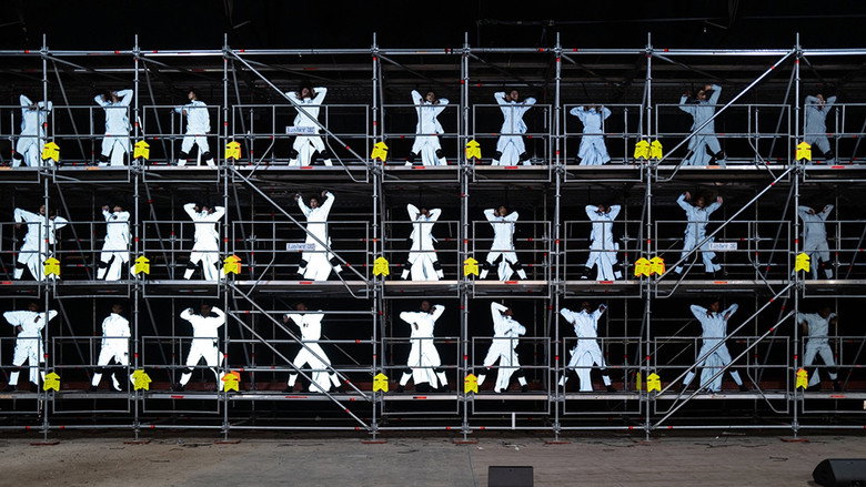 кадр из фильма Dans la lumière - Au cœur de la création du spectacle signé JR, Damien Jalet et Thomas Bangalter