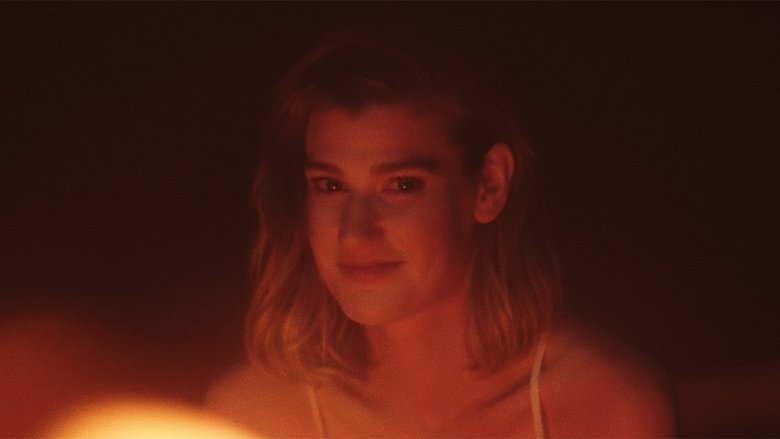 кадр из фильма Земляничный особняк