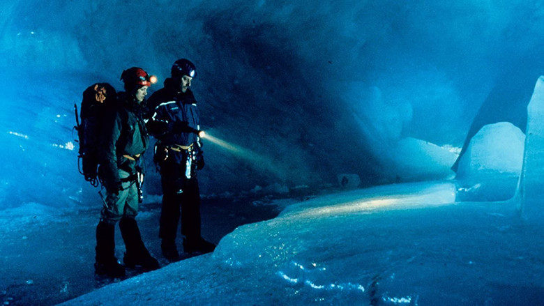 кадр из фильма Багровые реки