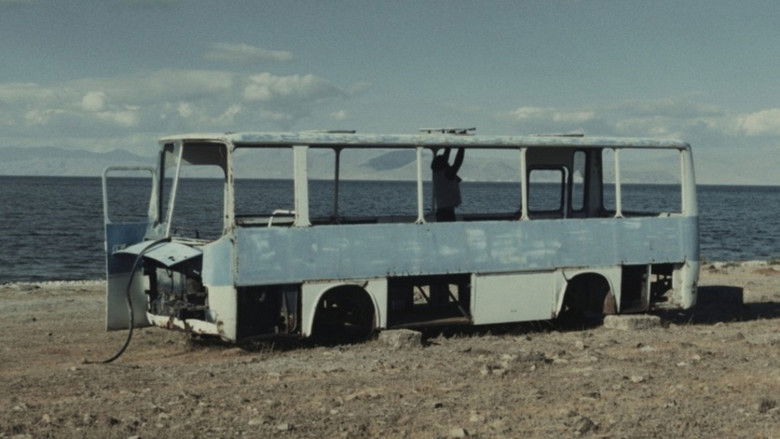 кадр из фильма Чужие земли