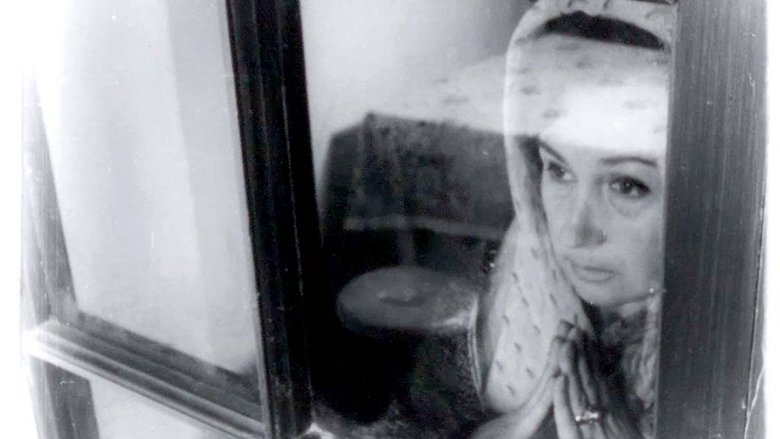 кадр из фильма Танго вдовца и его кривое зеркало