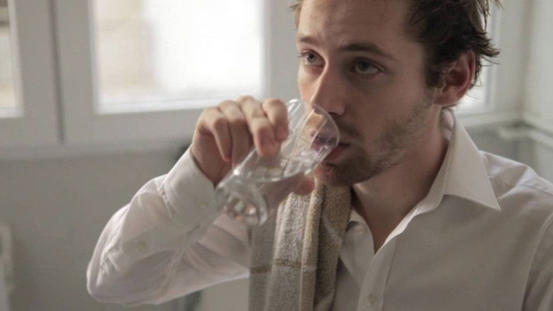 кадр из фильма Το Αγόρι Τρώει το Φαγητό του Πουλιού