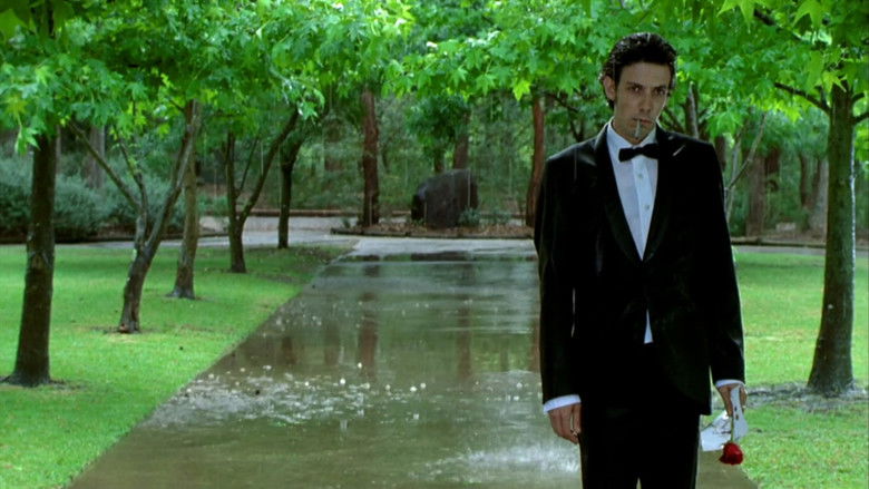 кадр из фильма Он умер с фалафелем в руке