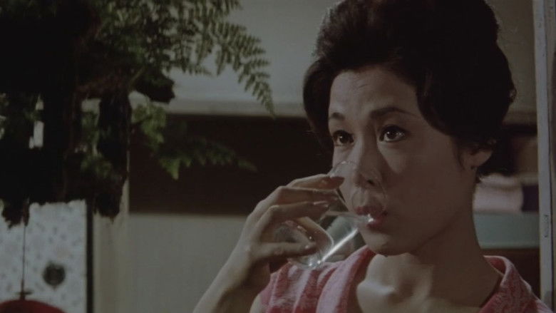 кадр из фильма Женщина рождается дважды