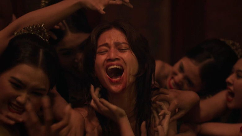 кадр из фильма KKN. Дух деревни танцев