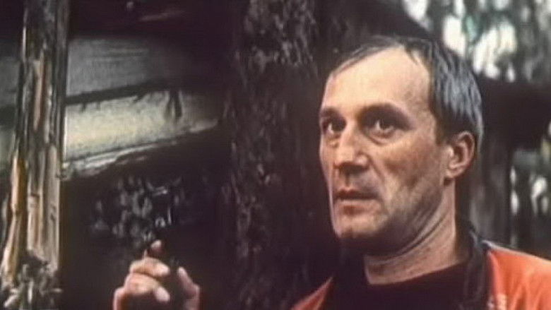 кадр из фильма Чужие здесь не ходят