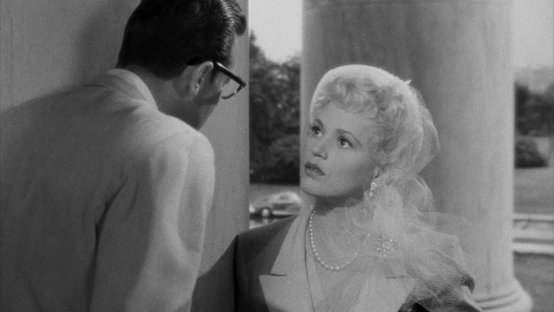 кадр из фильма Рожденная вчера