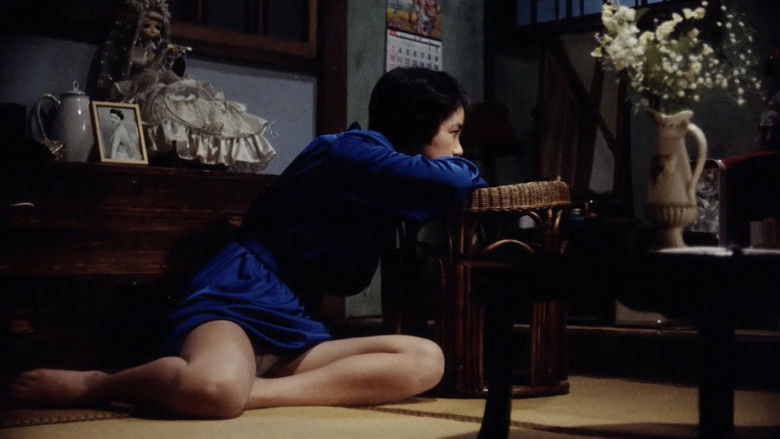 кадр из фильма 変態家族 兄貴の嫁さん