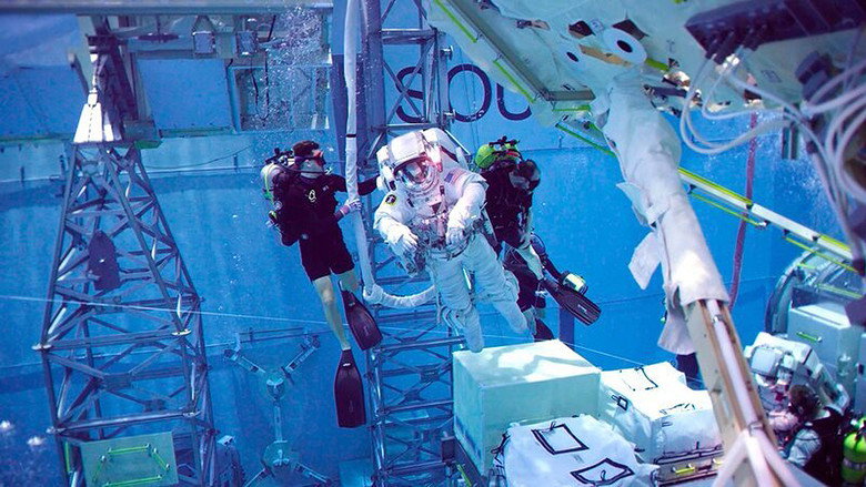 кадр из фильма Artemis II - Zurück zum Mond