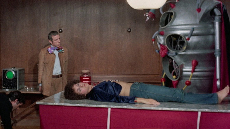 кадр из фильма Трава окрашенная в красный цвет