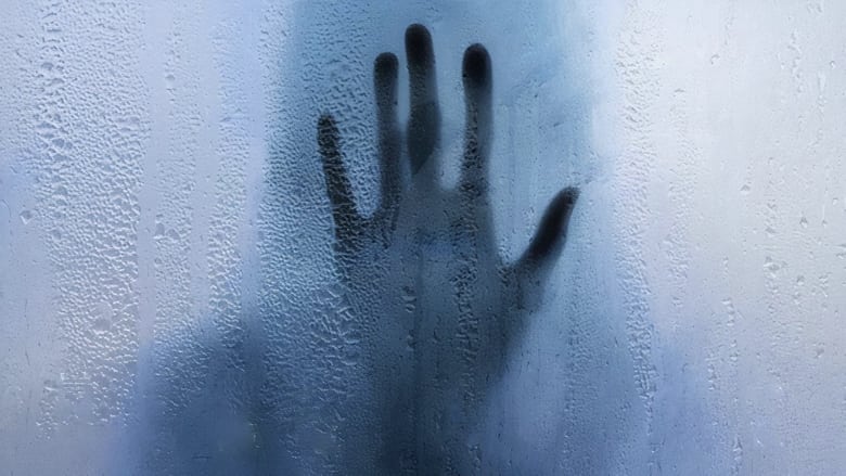 кадр из фильма По ту сторону