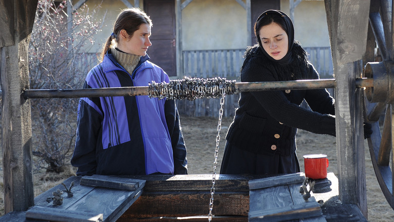 кадр из фильма За холмами