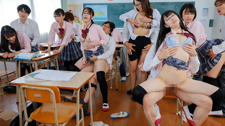 кадр из фильма SEXのハードルが低すぎる世界線！目の前で当たり前のようにSEX！朝の挨拶からSEX！授業中もSEX！休み時間も放課後もとにかく…