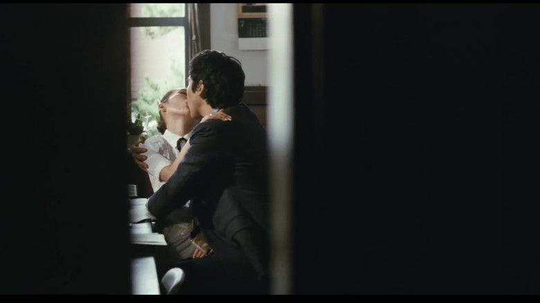 кадр из фильма Учительница в аду из веревок