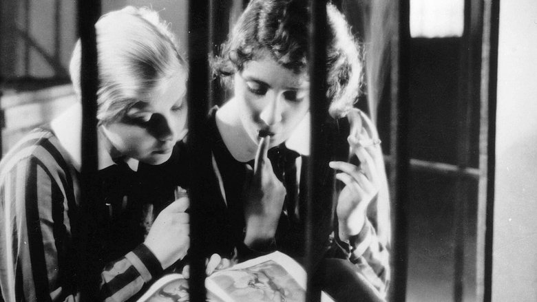 кадр из фильма Девушки в униформе