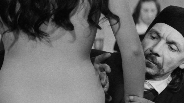 кадр из фильма Молот ведьм