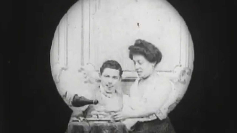 кадр из фильма Par le trou de la serrure