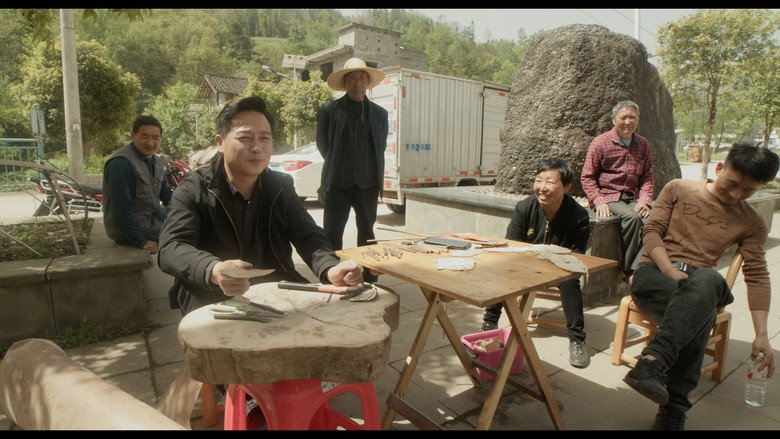 кадр из фильма Πίσω απ' τις Σκιές