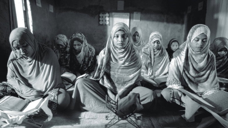 সাঁকোটা দুলছে