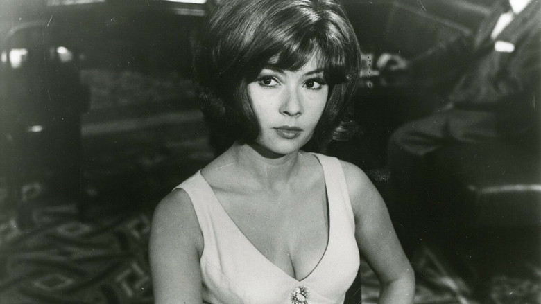 кадр из фильма Неприличная женщина