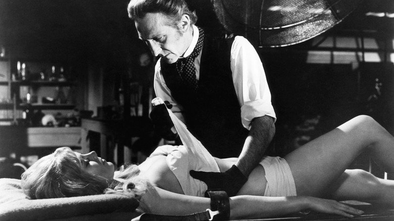 кадр из фильма Франкенштейн создал женщину