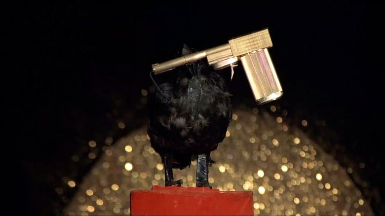 кадр из фильма 007: Человек с золотым пистолетом