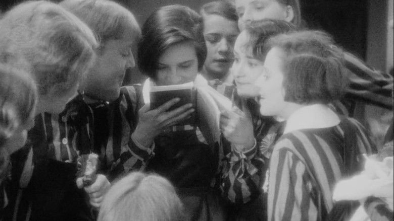 кадр из фильма Девушки в униформе