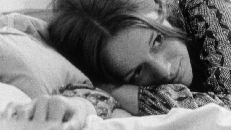 кадр из фильма L'Enfant aimé ou Je joue à être une femme mariée