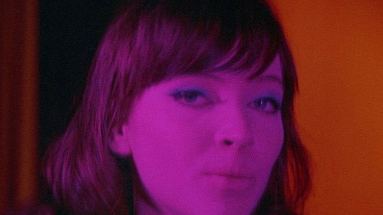 кадр из фильма Женщина есть женщина