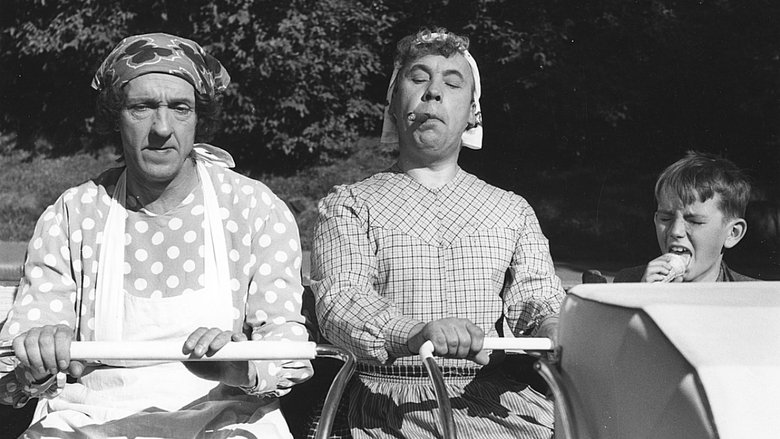 кадр из фильма Pekka ja Pätkä puistotäteinä